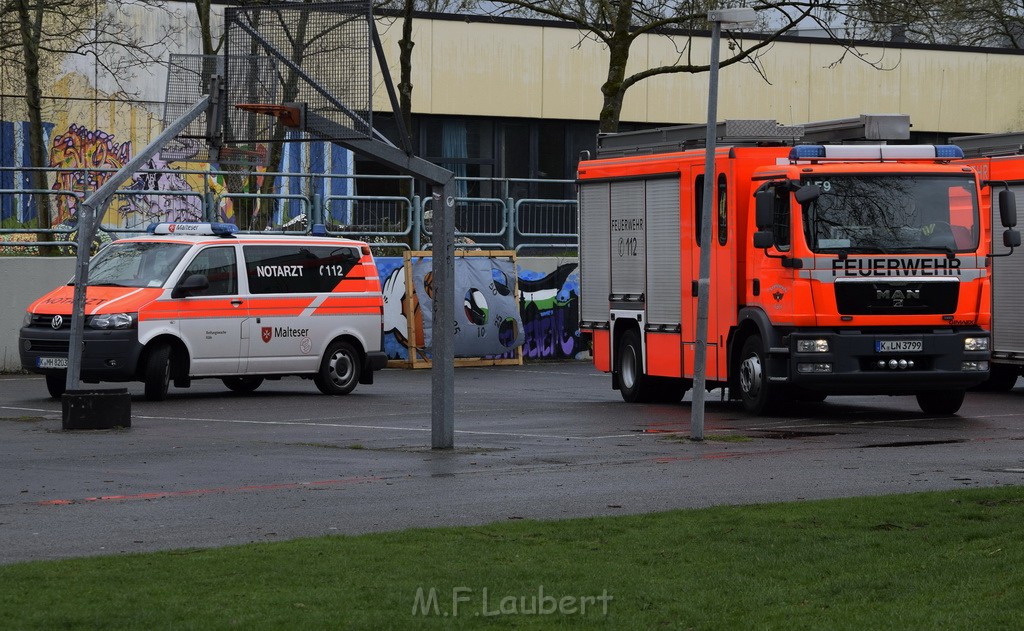 Einsatz BF Koeln Schule Burgwiesenstr Koeln Holweide P026.JPG - Miklos Laubert